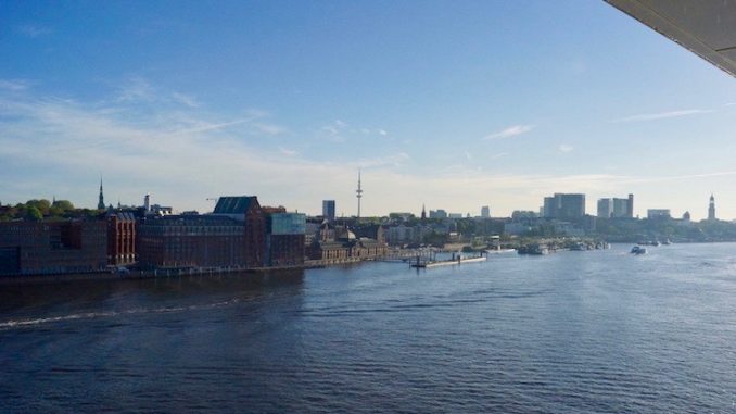 Einlaufen in Hamburg - auf dem Weg zum Cruise Center Steinwerder
