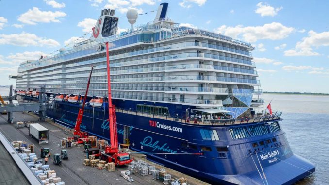 Proviantierung der Mein Schiff 5 in Bremerhaven