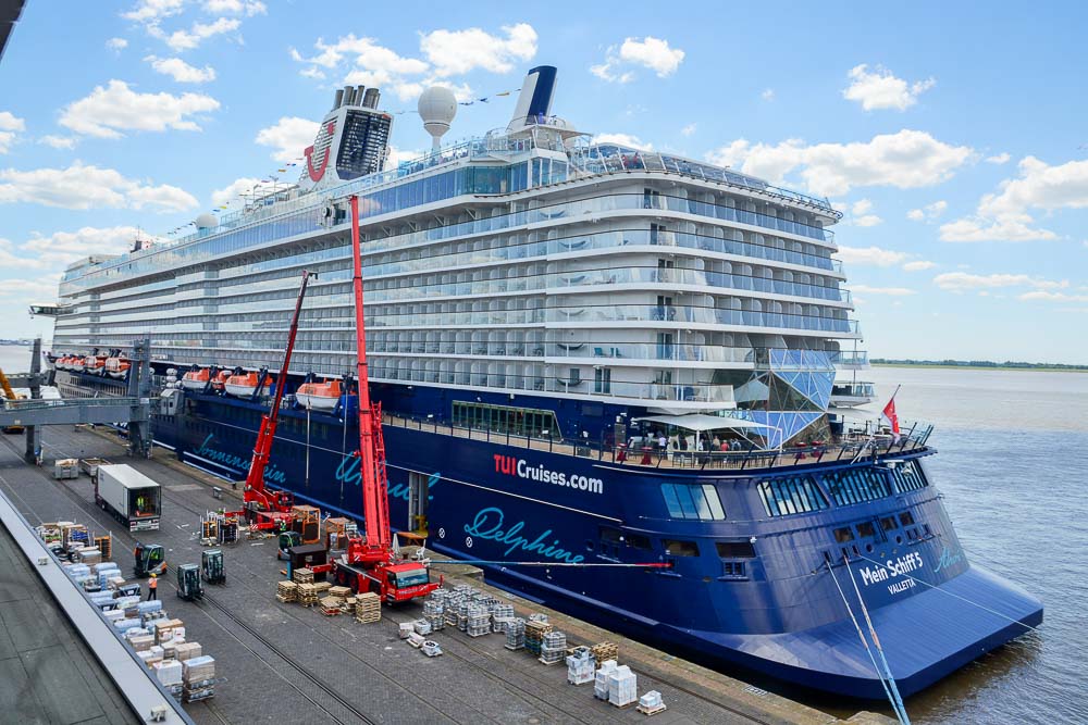 Proviantierung der Mein Schiff 5 in Bremerhaven