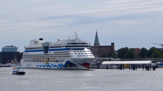 AIDAluna im Kieler Hafen