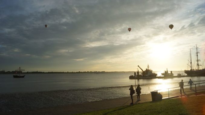 Romantische Stimmung zum Sonnenuntergang am Deich