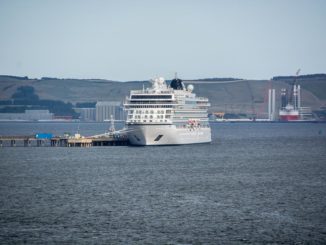 Das Schwesterschiff der Viking Sky, die Viking Sun, im Hafen von Invergordon.