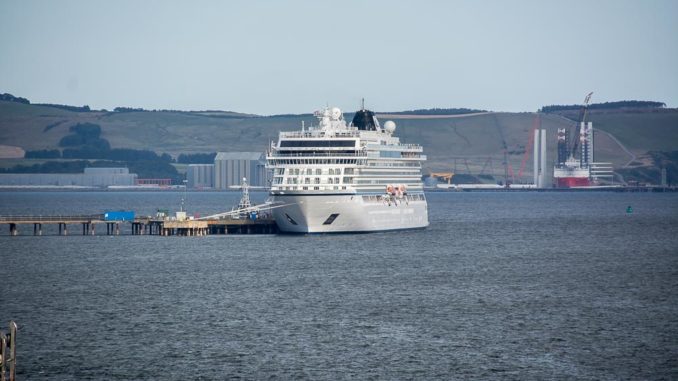 Das Schwesterschiff der Viking Sky, die Viking Sun, im Hafen von Invergordon.