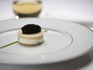 Compass Rose: Kaviar auf geräuchertem Schellfischgelee und Zitronencreme. Foto: RSSC