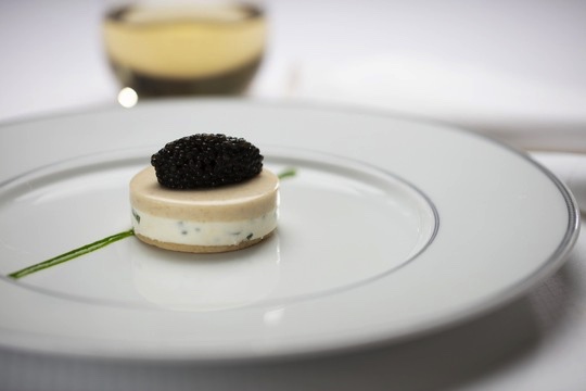 Compass Rose: Kaviar auf geräuchertem Schellfischgelee und Zitronencreme. Foto: RSSC