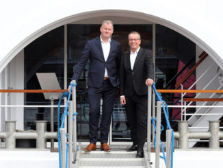 Simon Provoost (l.), Geschäftsführer der Concordia Damen Werft, und Jörg Eichler (r.), Geschäftsführer und Gesellschafter der A-ROSA Flussschiff GmbH, haben für den A-ROSA Neubau zahlreiche Innovationen entwickelt. Foto: A-ROSA/Tom Kohler