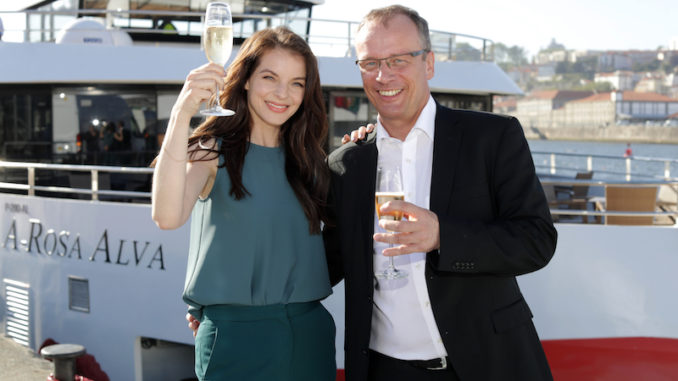 Taufpatin Yvonne Catterfeld und Jörg Eichler, Geschäftsführer und Gesellschafter der AROSA Flussschiff GmbH vor der A-ROSA Alva. Foto: A-ROSA/ Tom Kohler