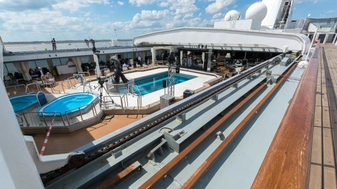 Das Dach über dem Pool kann geöffnet werden