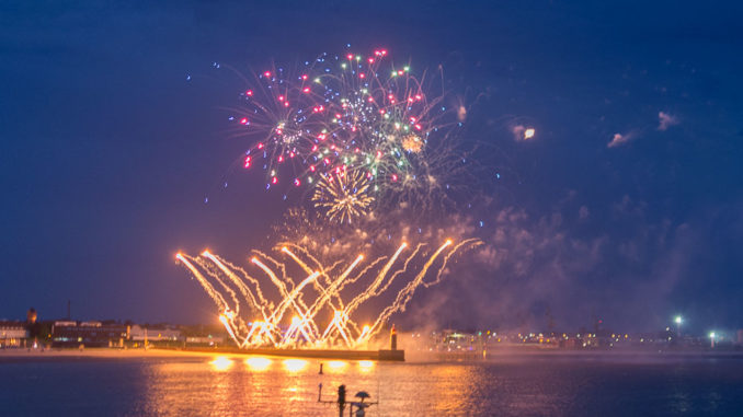 Feuerwerk am Weserufer