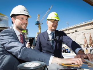 Jan Meyer, CEO von Meyer Turku, und Ben Clement, SVP Newbuilds Carnival Cruise Line, legten die Münzen unter den ersten Block. Foto: Meyer Turku
