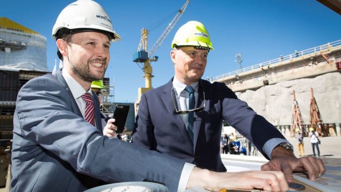 Jan Meyer, CEO von Meyer Turku, und Ben Clement, SVP Newbuilds Carnival Cruise Line, legten die Münzen unter den ersten Block. Foto: Meyer Turku