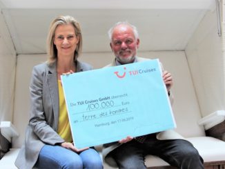 Wybcke Meier, CEO von TUI Cruises überreicht 100.000 an Wolf-Christian Ramm, Pressesprecher von terre des hommes. Foto: TUI Cruises