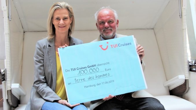 Wybcke Meier, CEO von TUI Cruises überreicht 100.000 an Wolf-Christian Ramm, Pressesprecher von terre des hommes. Foto: TUI Cruises