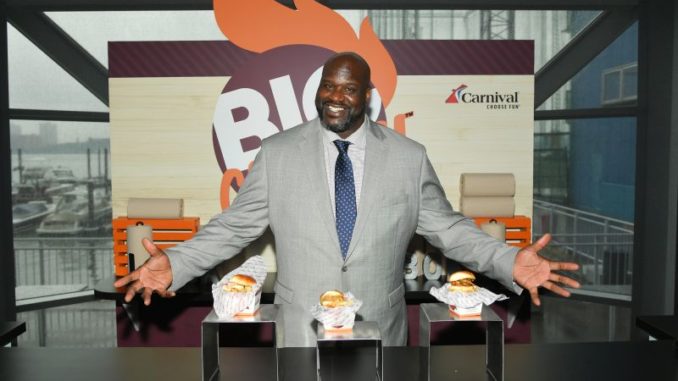 Basketball-Legende Shaquille O’Neal präsentiert seine Köstlichkeiten, die es auf der Mardi Gras geben wird. Foto: Mike Coppola/Getty Images for Carnival Cruise Line)