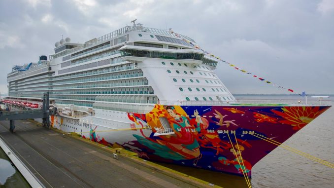Die World Dream bei ihrer Endaurüstung in Bremerhaven im Oktober 2017