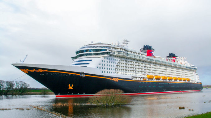 Die Disney Fantasy bei der Emsüberführung von der Meyer Werft zur Nordsee