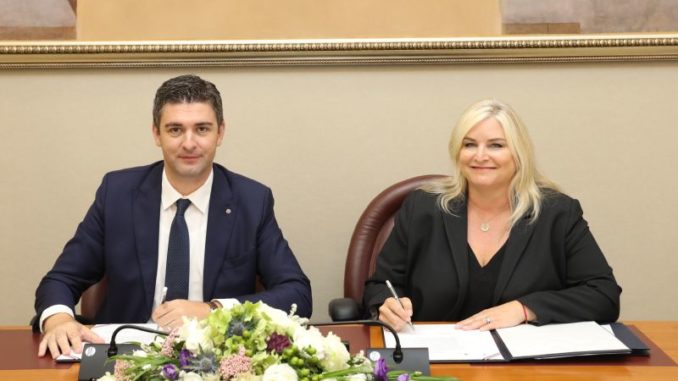 Mato Franković (Bürgermeister von Dubrovnik) und Kelly Craighead (President & CEO von CLIA) bei der Unterzeichnung der Willenserklärung. Foto: CLIA