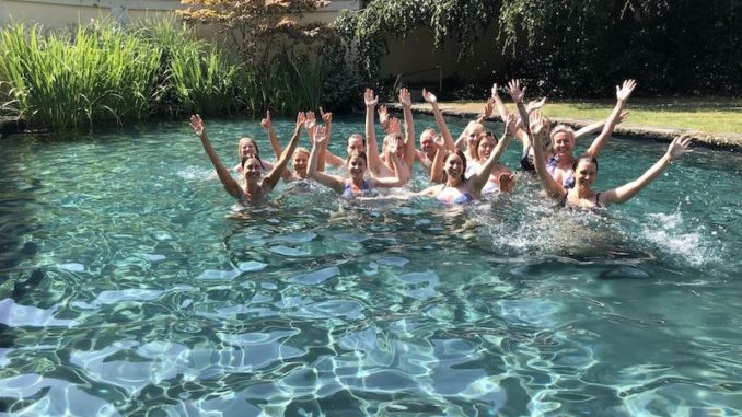 Mitarbeiter von Phoenix Reisen im Schwimmteich. Foto: Phoenix Reisen