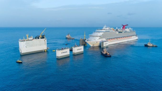 Die Carnival Vista fährt in ihr schwimmendes Dock. Foto: Carnival Cruise Line