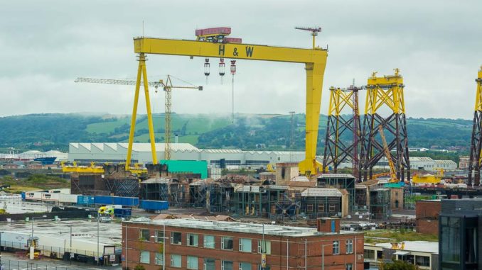 Einer der rund 90 Meter hohen Kräne bei Harland & Wolff in Belfast