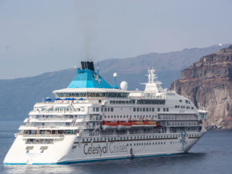 Celestyal Crystal von Celestyal Cruises vor Santorini