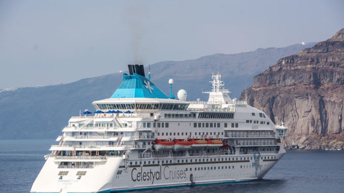 Celestyal Crystal von Celestyal Cruises vor Santorini