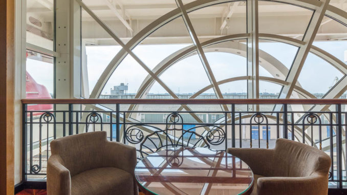 Gemütliche Sitzecke am Atrium der Norwegian Spirit