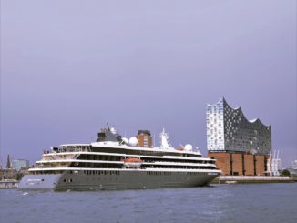 World Explorer vor Elbphilharmonie Hamburg. Foto: nicko cruises