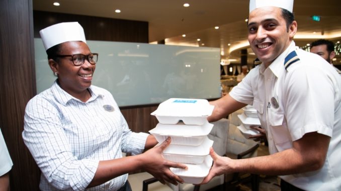 Crewmitglieder von Royal Caribbean packen nach Hurrikan Dorian Mahlzeiten an Bord. Foto: Royal Caribbean