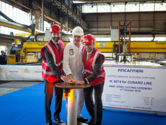 Josh Weinstein, President Carnival UK Ltd, Gilberto Tobaldi, Shipyard Director bei Fincantieri und Simon Palethorpe, President von Cunard, drücken den Startknopf. Foto: Cunard Line