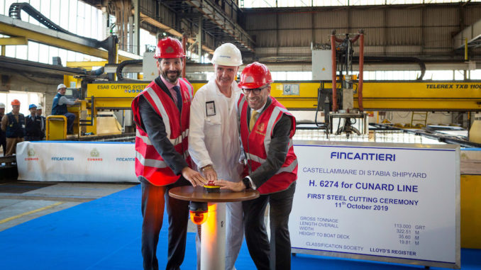 Josh Weinstein, President Carnival UK Ltd, Gilberto Tobaldi, Shipyard Director bei Fincantieri und Simon Palethorpe, President von Cunard, drücken den Startknopf. Foto: Cunard Line