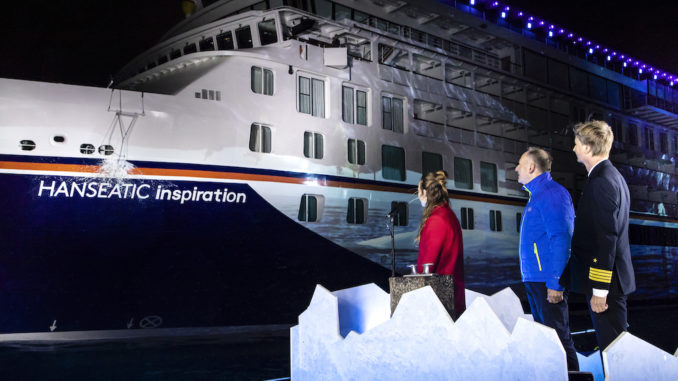 Taufpatin Laura Dekker, Karl J. Pojer, CEO Hapag-Lloyd Cruises und Kapitän Ulf Wolter bei der Taufe der Hanseatic inspiration. Foto: Richard Huebner Hapag-Lloyd Cruises