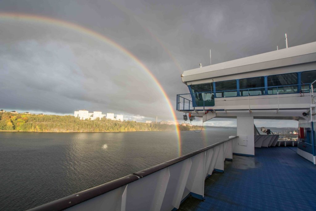 Regenbogen beim Auslaufen aus Stockholm