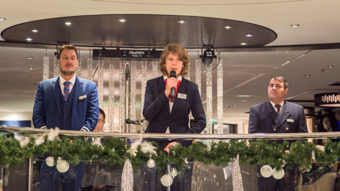 Kreuzfahrtleitung Annette mit dem Hotelmanager bei der Präsentation im Salon