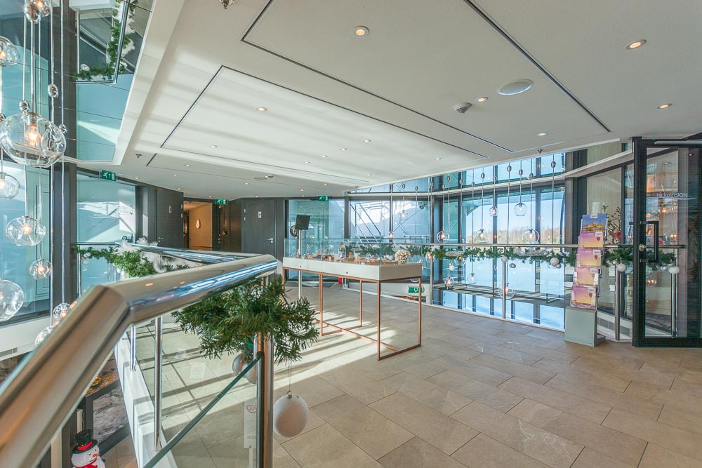 Im Atrium werden beim Check-In auch die Bordkarten ausgegeben