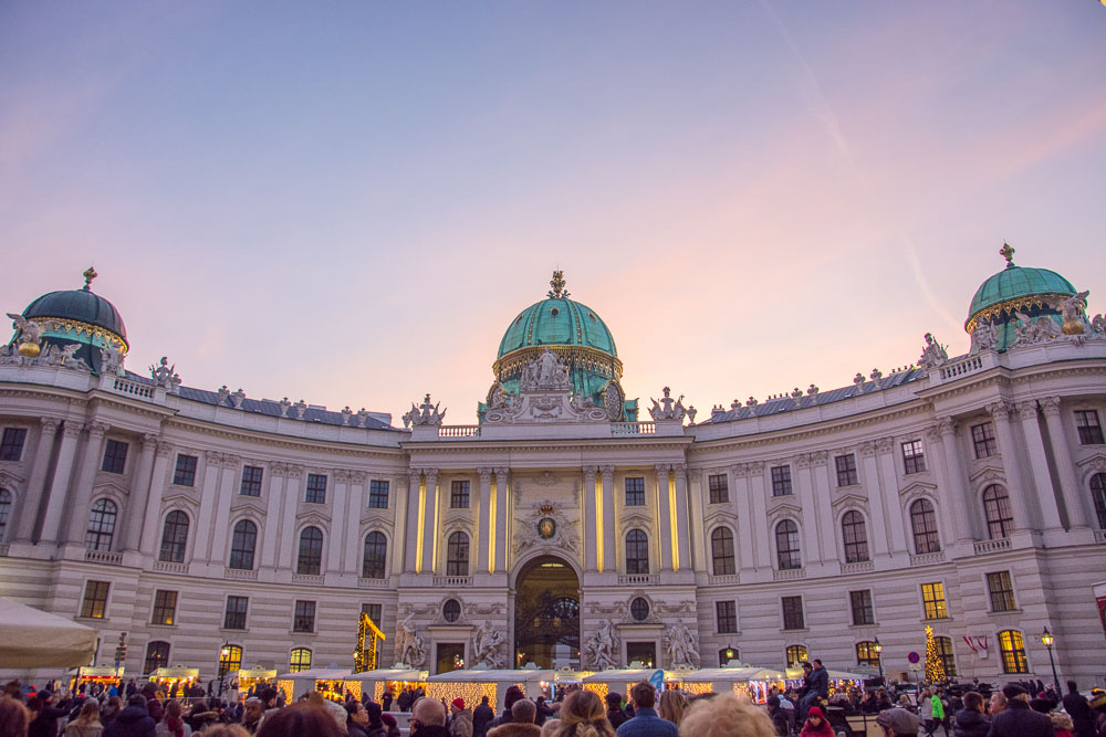 Die Hofburg in der Dämmerung