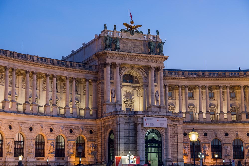 Die Hofburg in der Dämmerung