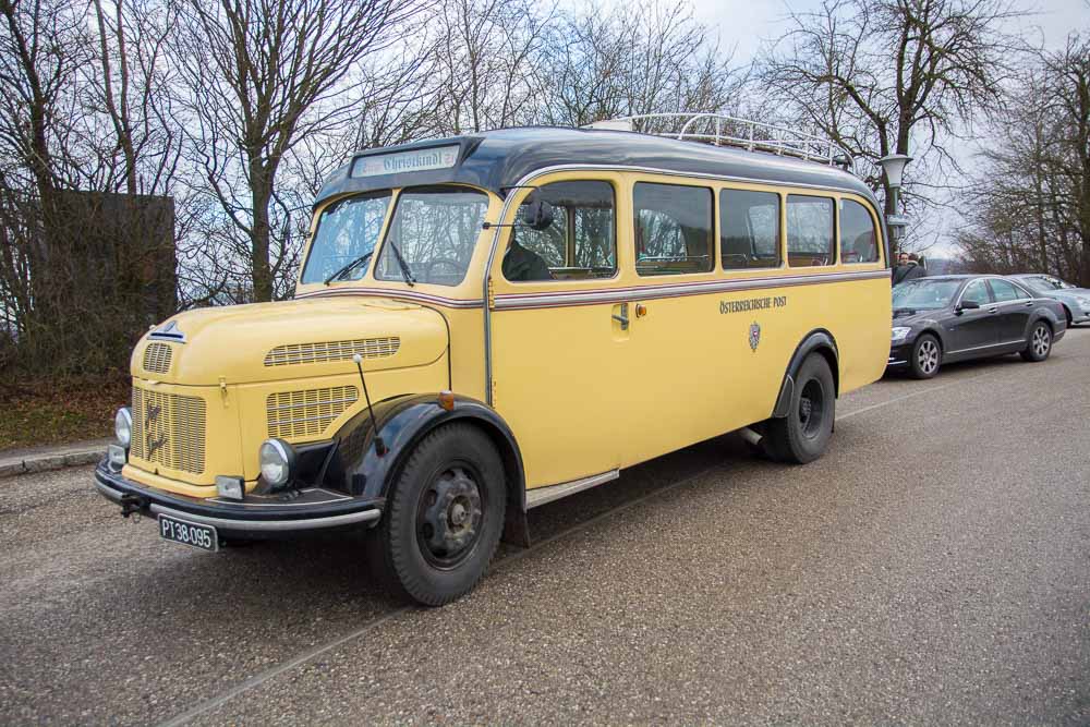 Traditioneller Postbus in Christkindl