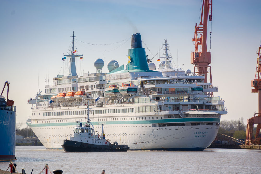 MS Albatros legt in Emden an