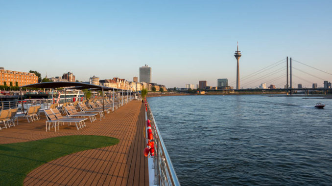 Lady Diletta auf dem Rhein in Düsseldorf