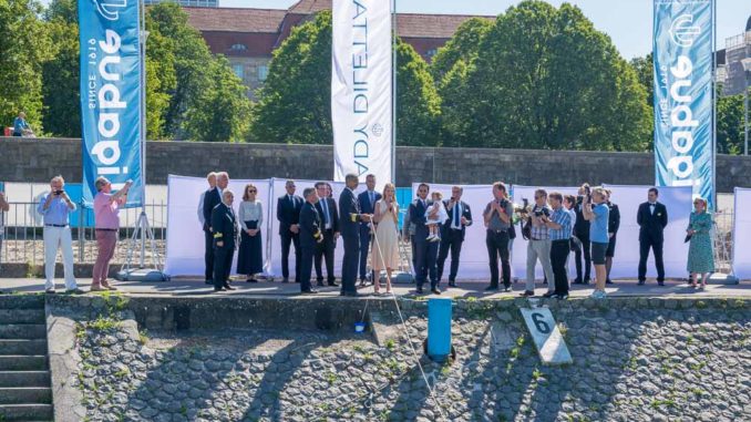 Die Taufzeremonie fand am Rheinufer statt