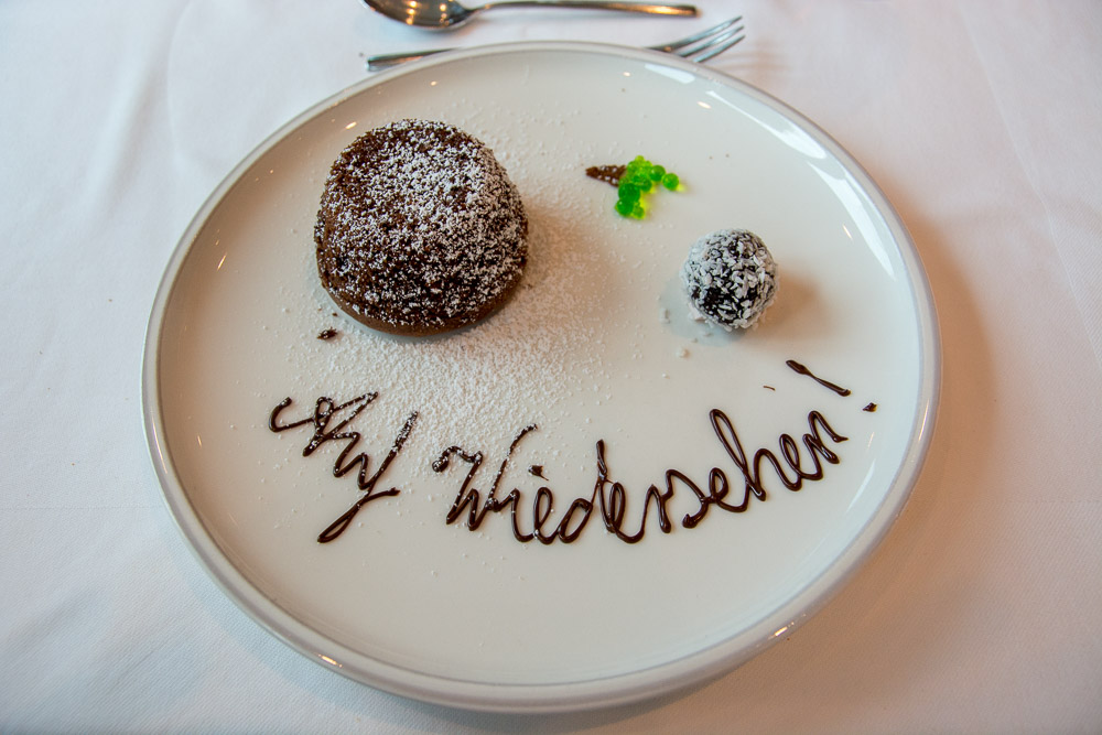 Zum Dessert gibt es einen Lavakuchen mit Praline