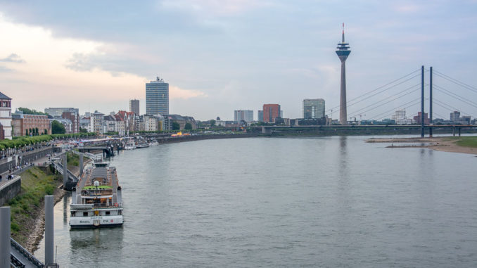 Ausblick auf die MS INSPIRE von der Oberkasseler Brücke