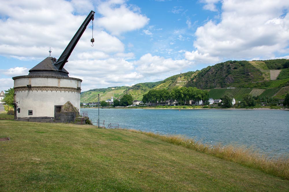 Der Alte Krahnen liegt direkt an der Rheinpromenade von Andernach