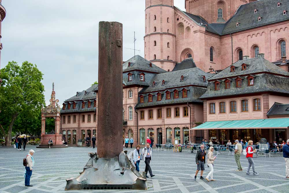 Die Heunensäule auf dem Mainzer Marktplatz