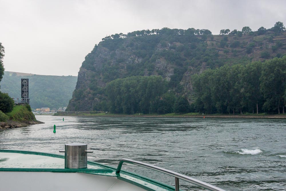 Flussabwärts an der Loreley vorbei