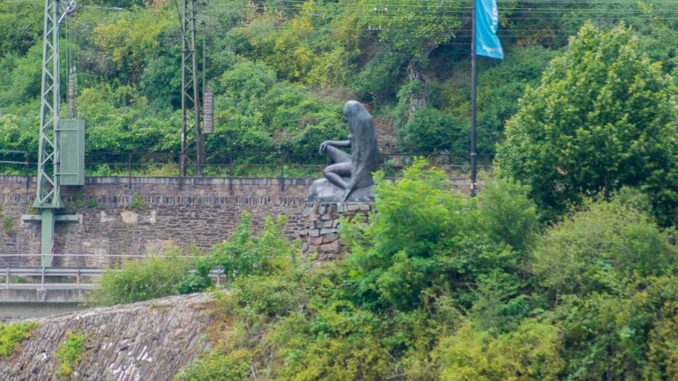 Die schwarze Statue der Loreley übersieht man fast