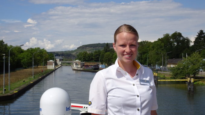Sarah Pingel ist als Reiseleiterin auf der MS Hamburg unterwegs
