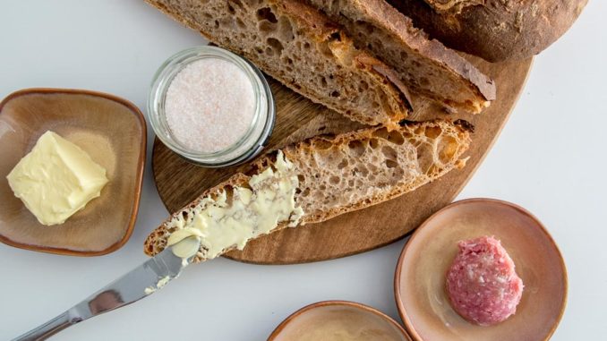 Zünftige Brotzeit mit dem selbstgebackenen Artisanbrot