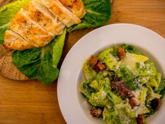 Der Caesar Salad ist ein absoluter Vorspeisenklassiker an Bord